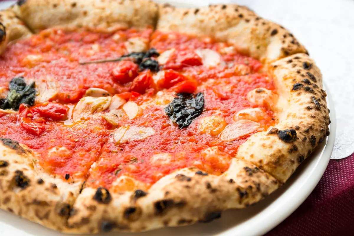 pizza margherita s čerstvými paradajkami a bazalkou – neapolská pizza Bratislava