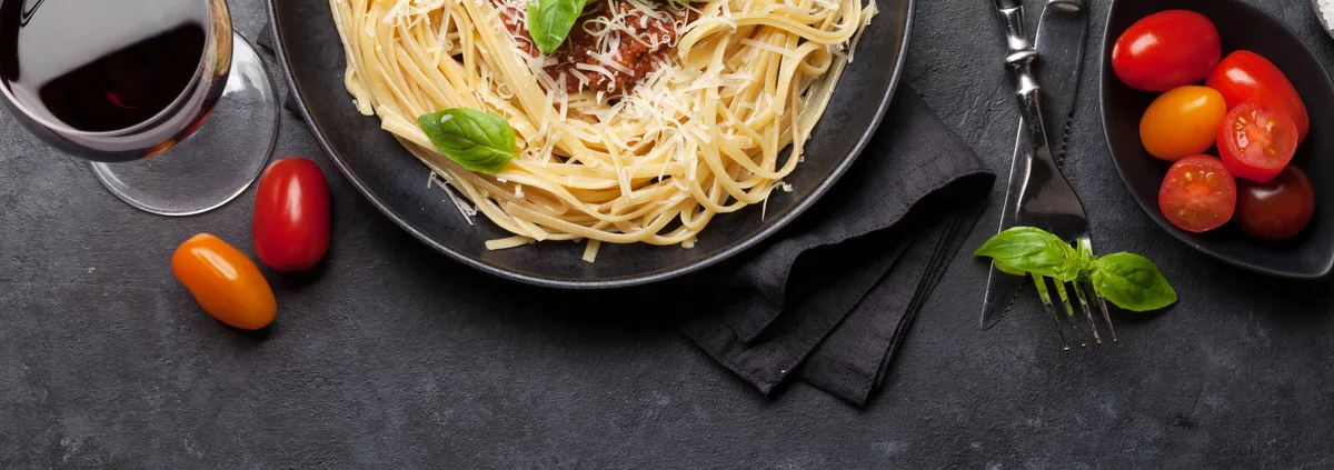 firemný obed Bratislava — pasta s paradajkami a pohárom vína