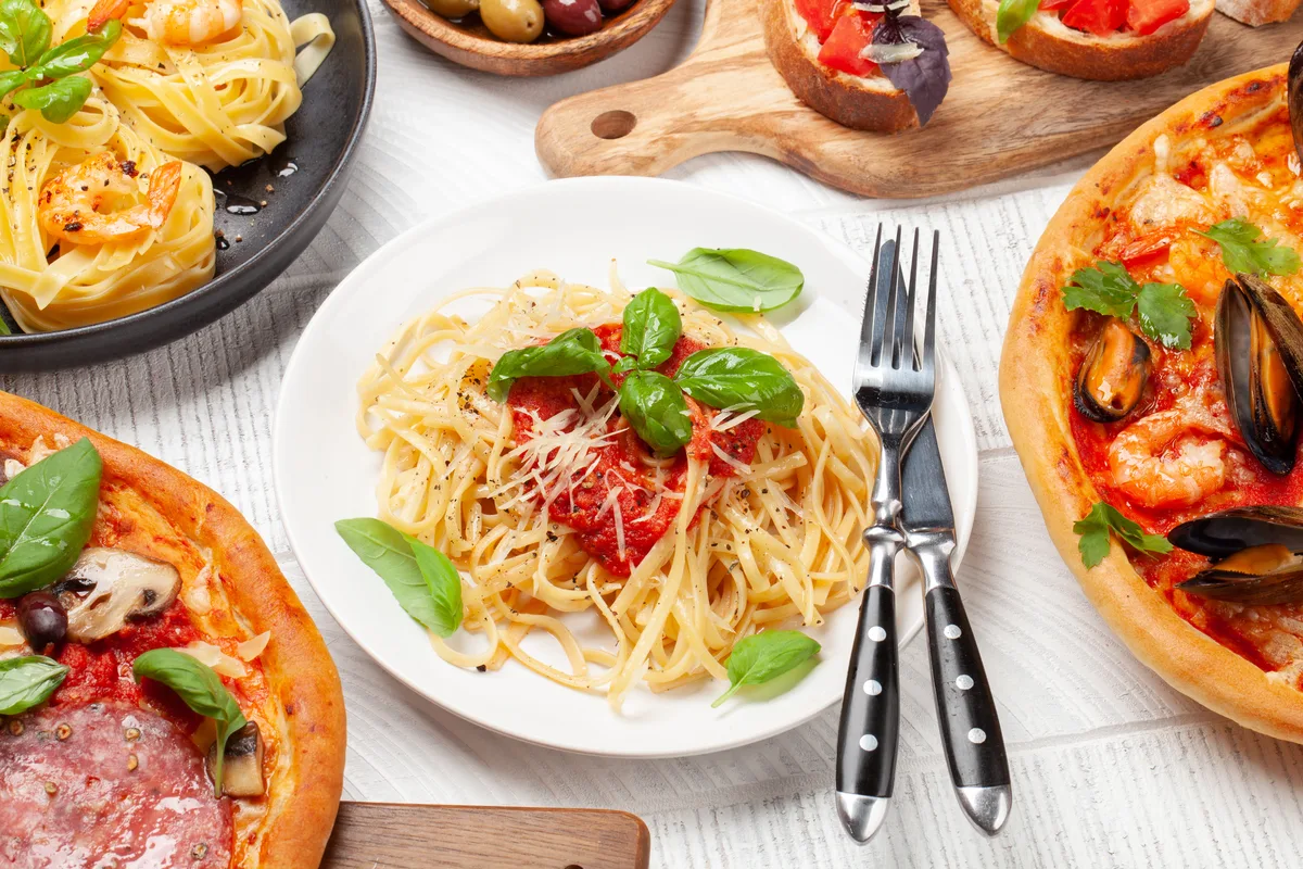 talianska kuchyňa Bratislava — pasta a pizza na stole